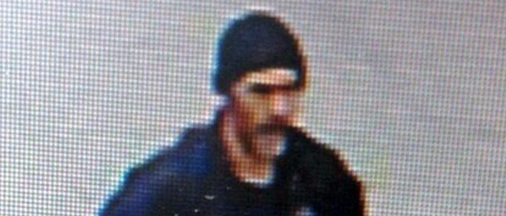 Mit diesem Foto aus einer Videoüberwachung fahndete die Polizei München nach dem mutmaßlichen Entführer.