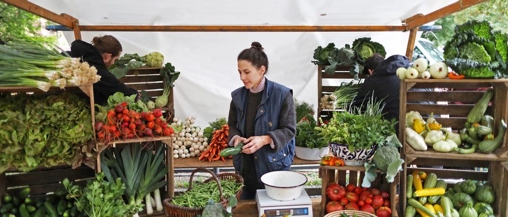 Maria Giménez verkauft Gemüse aus Wilmas Gaerten auf dem Wochenmarkt am Karl-August-Platz in Berlin-Charlottenburg.