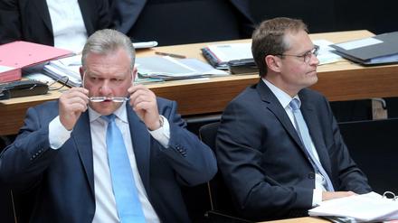Szenen keiner Ehe: Innensenator Frank Henkel (CDU, links) und der Regierende Bürgermeister Michael Müller (SPD) am Donnerstag im Abgeordnetenhaus.