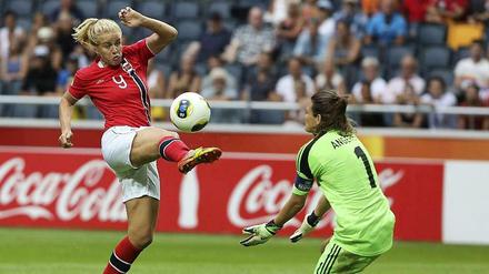 EM-Finale 2013 in Schweden: Stürmerin Thorsnes (l) versucht, die deutsche Torhüterin Nadine Anderer zu überlisten. Die Norwegerin scheiterte zwei Mal vom Elfmeterpunkt. Zwei Jahre später liegt sie mit einer Pappfigur von Angerer im Bett. Am Freitag treffen die beiden erneut aufeinander.