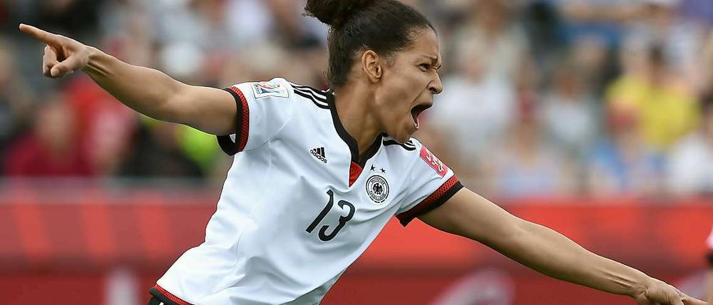 Jetzt können sie abheben! Auch auf Celia Sasic, hier nach dem 1:0 gegen die Elfenbeinküste, wird es gegen Norwegen ankommen.