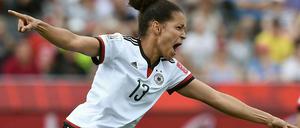 Jetzt können sie abheben! Auch auf Celia Sasic, hier nach dem 1:0 gegen die Elfenbeinküste, wird es gegen Norwegen ankommen.