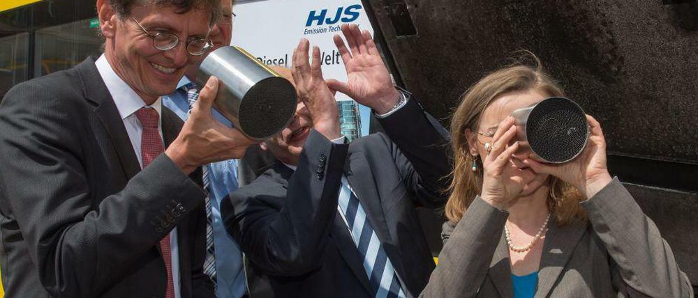 Na, wer hat den Durchblick? Die BVG-Chefin blickt durch einen der neuen Filter. 