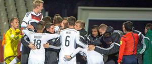 Siegesjubel: die deutsche U20 feiert ausgelassen den hart erkämpften 1:0-Sieg im Achtelfinale der WM in Neuseeland gegen Nigeria. 