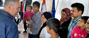 In Tröglitz, wo unlängst eine Asylunterkunft brannte, wurden jetzt doch Flüchtlinge begrüßt.