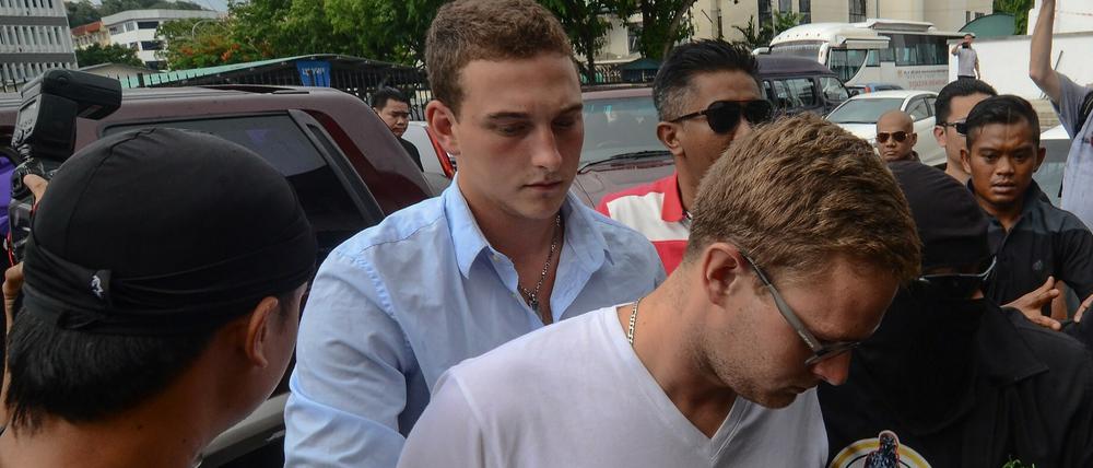 Der Niederländer Dylan Snel (r) und der Kanadier Danielle Petersen bei ihrer Ankunft vor Gericht in Kota Kinabalu, Malaysia. Die beiden müssen das Land verlassen, nachdem sie sich auf einem Berg nackt ausgezogen hatten.