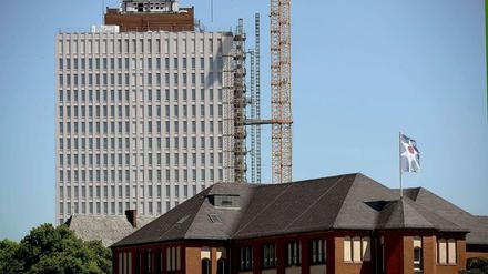 Am bekannten Bettenturm der Charité in Mitte wird gebaut: Das Wahrzeichen der Klinik soll 2016 modernisiert neu eröffnet werden.