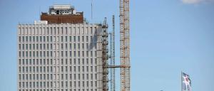 Am bekannten Bettenturm der Charité in Mitte wird gebaut: Das Wahrzeichen der Klinik soll 2016 modernisiert neu eröffnet werden.