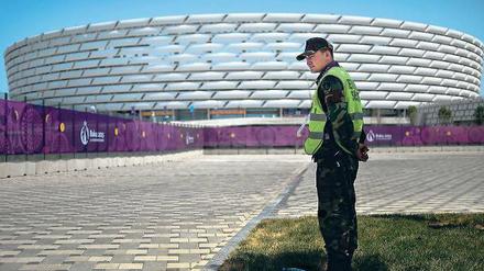 Eingezäunte Spiele. Viele erwarten in Alijews Aserbaidschan eine ähnlich kühle Stimmung wie bei Putins Olympia.