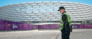 Eingezäunte Spiele. Viele erwarten in Alijews Aserbaidschan eine ähnlich kühle Stimmung wie bei Putins Olympia.