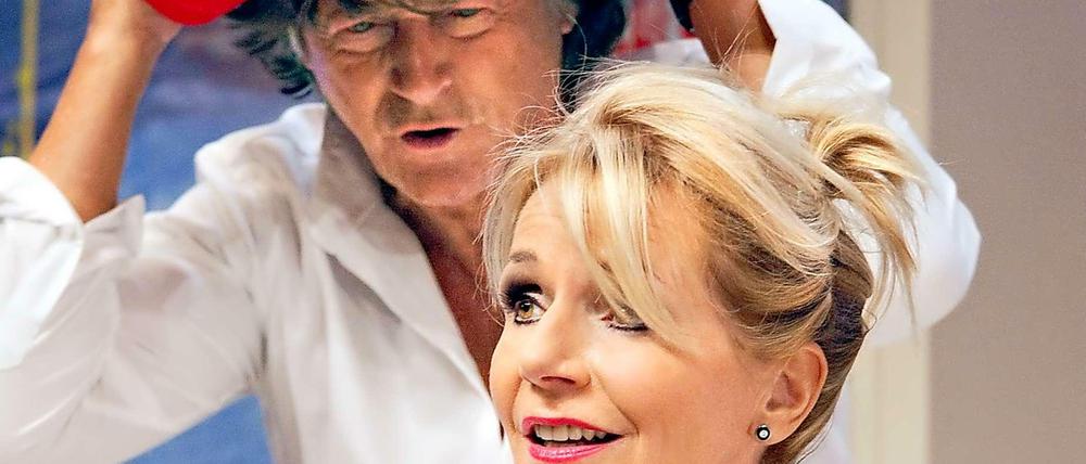 Herbert Herrmann und Nora von Collande auf der Bühne.