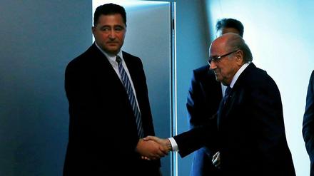 Plötzlich im Vordergrund: Domenico Scala (l.) wird nach dem Rücktritt von Fifa-Boss Sepp Blatter ganz neu beobachtet.