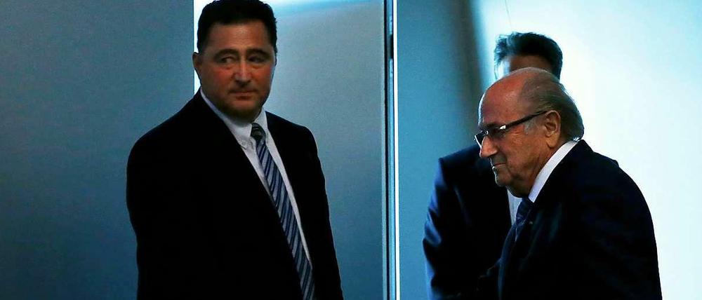 Plötzlich im Vordergrund: Domenico Scala (l.) wird nach dem Rücktritt von Fifa-Boss Sepp Blatter ganz neu beobachtet.