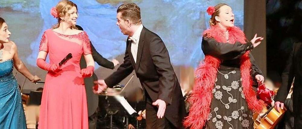 Szene aus "Drei alte Schachteln"