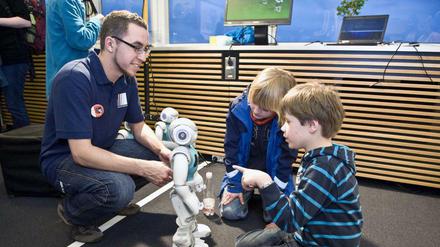 Humanoide. Zumindest äußerlich ähneln sich Roboter und Mensch. Weitere Parallelen kann man bei der Langen Nacht der Wissenschaft kennenlernen. 