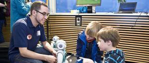 Humanoide. Zumindest äußerlich ähneln sich Roboter und Mensch. Weitere Parallelen kann man bei der Langen Nacht der Wissenschaft kennenlernen. 