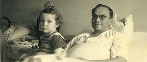 Petra Hörig als kleines Kind mit ihrem Vater im Sanatorium . Foto: privat