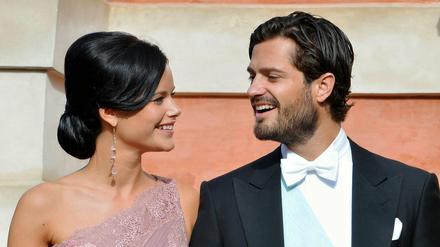 Schwedens Prinz Carl Philip und seine Freundin Sofia Hellqvist lächeln sich am 31.08.2013 in Stockholm an. Am Samstag werden sich die beiden das Ja-Wort geben.