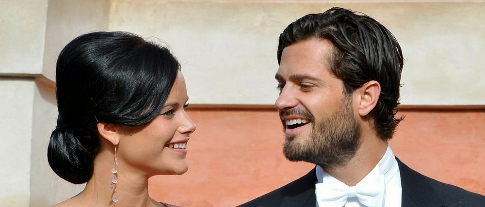 Schwedens Prinz Carl Philip und seine Freundin Sofia Hellqvist lächeln sich am 31.08.2013 in Stockholm an. Am Samstag werden sich die beiden das Ja-Wort geben. 