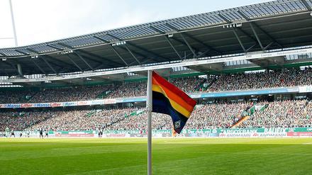 Regenbogenfahne im Stadion von Werder Bremen anlässlich des bundesweiten Aktionsspieltages für Integration und Vielfalt am 4. April 2015.