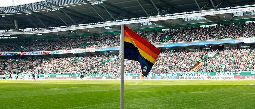 Regenbogenfahne im Stadion von Werder Bremen anlässlich des bundesweiten Aktionsspieltages für Integration und Vielfalt am 4. April 2015.