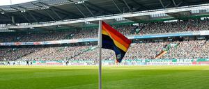 Regenbogenfahne im Stadion von Werder Bremen anlässlich des bundesweiten Aktionsspieltages für Integration und Vielfalt am 4. April 2015.