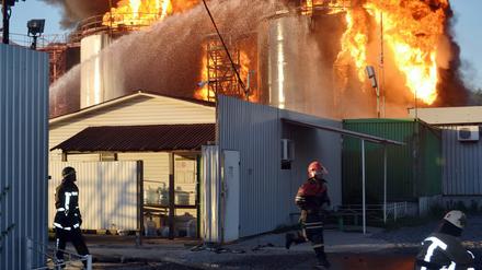 30 Kilometer südwestlich von Kiew versuchen Feuerwehrleute am Dienstag ein in Brand geratenes Treibstofflager zu löschen.