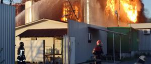 30 Kilometer südwestlich von Kiew versuchen Feuerwehrleute am Dienstag ein in Brand geratenes Treibstofflager zu löschen. 