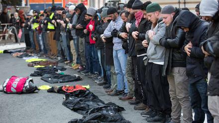 Vor einer Kundgebung des Islam-Prediger Pierre Vogel in der Flughafenstrasse in Berlin Neukölln beten die männlichen Kundgebungsteilnehmer.
