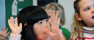 Bislang gibt es in Berlin nur wenige Betreuungseinrichtungen für den Nachwuchs, die auch abends geöffnet haben. Das stellt viele Eltern, die zu später Stunde arbeiten müssen, vor große Probleme.