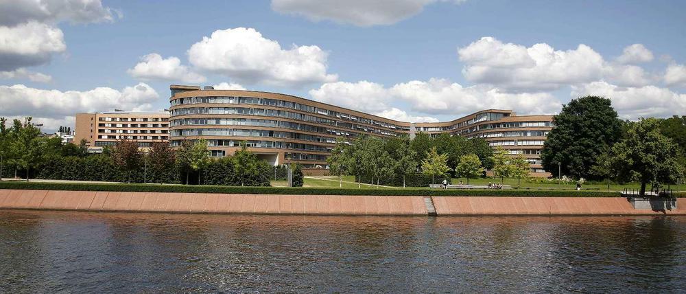 Bundesschlange. Die wohl bekanntesten Bundeswohnungen wurden für die Beamten gebaut, die aus der ehemaligen Bundeshauptstadt Bonn nach Berlin umziehen sollten.