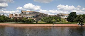 Bundesschlange. Die wohl bekanntesten Bundeswohnungen wurden für die Beamten gebaut, die aus der ehemaligen Bundeshauptstadt Bonn nach Berlin umziehen sollten.