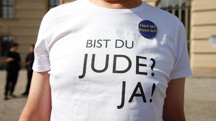 Klare Ansage. Auf einer Kundgebung demonstriert ein Teilnehmer für mehr Offenheit im Umgang mit dem Jüdischsein - an manchen Berliner Schulen aber ist das nicht so einfach.