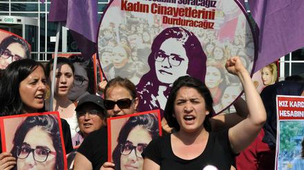 Gegen Gewalt gegen Frauen. Frauen demonstrieren vor dem Prozess gegen den Frauenmörder Ahmet Suphi Altindöken in der südtürkischen Stadt Tarsus.