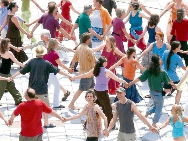 Hand in Hand: Tanz auf dem Kommune-Campus.
