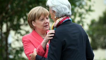 Bundeskanzlerin Angela Merkel begrüßt am 08.06.2015 vor Schloss Elmau in Elmau (Bayern) die Chefin des Internationalen Währungsfonds (IWF), Christine Lagarde, zur Outreach Konferenz. Im Rahmen der G7 Konferenz treffen die G7 Staatschefs mit Staats- und Regierungschefs afrikanischer und arabischer Staaten zusammen.