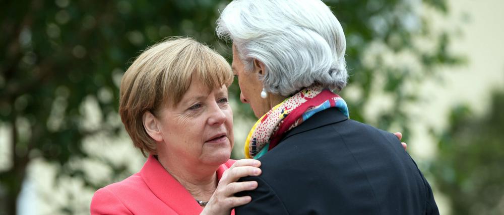 Bundeskanzlerin Angela Merkel begrüßt am 08.06.2015 vor Schloss Elmau in Elmau (Bayern) die Chefin des Internationalen Währungsfonds (IWF), Christine Lagarde, zur Outreach Konferenz. Im Rahmen der G7 Konferenz treffen die G7 Staatschefs mit Staats- und Regierungschefs afrikanischer und arabischer Staaten zusammen.