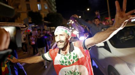 Die AKP verliert die absolute Mehrheit in der Türkei nach zwölf Jahren und die pro-kurdische HDP zieht ins Parlament ein. Im südtürkischen Diyarbakir feiern die Anhänger der HDP auf den Straßen.