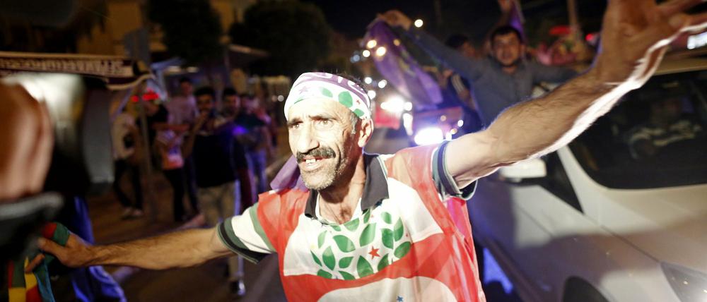 Die AKP verliert die absolute Mehrheit in der Türkei nach zwölf Jahren und die pro-kurdische HDP zieht ins Parlament ein. Im südtürkischen Diyarbakir feiern die Anhänger der HDP auf den Straßen.