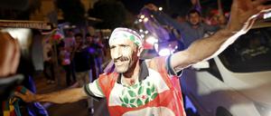 Die AKP verliert die absolute Mehrheit in der Türkei nach zwölf Jahren und die pro-kurdische HDP zieht ins Parlament ein. Im südtürkischen Diyarbakir feiern die Anhänger der HDP auf den Straßen.