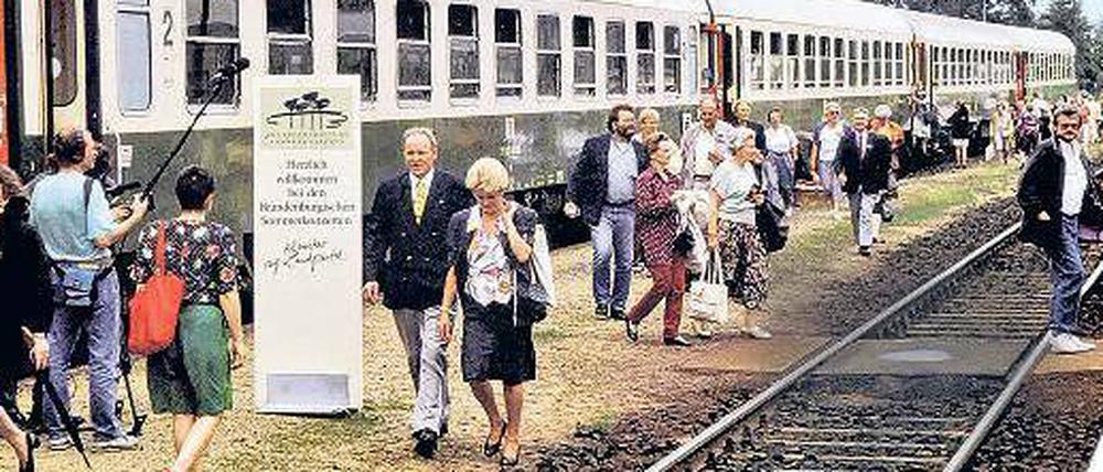 Landpartie mit Sonderzug. In den Jahren nach dem Mauerfall boten die „Klassiker auf Landpartie“ den West-Berlinern mit musikalischen Entdeckungsreisen in die Mark Brandenburg eine unkomplizierte Möglichkeit, Land und Leute kennenzulernen.