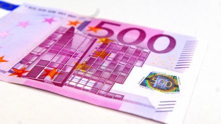 Die Schulfreunde sollen mit gefälschten 500-Euro-Scheinen teure Elektronik gekauft haben.