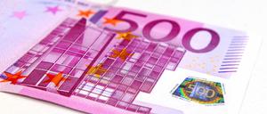 Die Schulfreunde sollen mit gefälschten 500-Euro-Scheinen teure Elektronik gekauft haben.