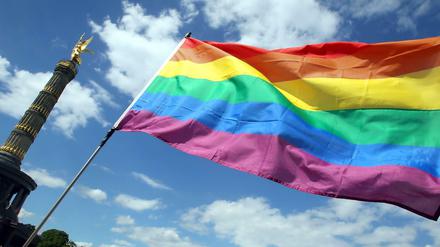 Eine Regenbogenflagge in der Nähe der Siegessäule in Berlin