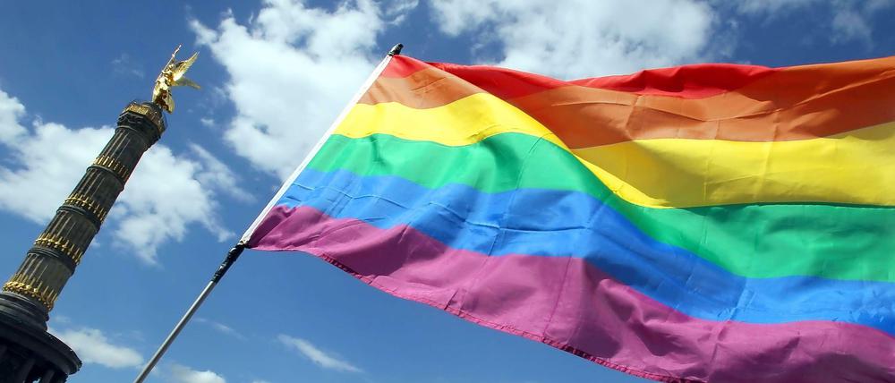Eine Regenbogenflagge in der Nähe der Siegessäule in Berlin