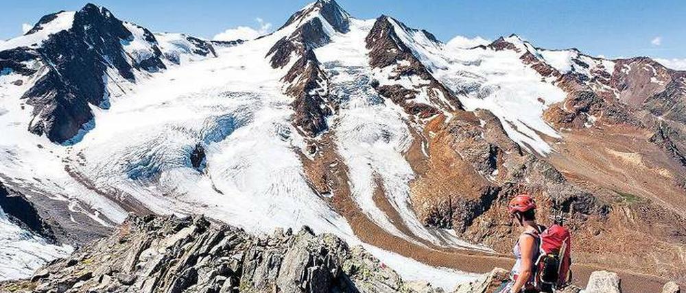 Die Belohnung wartet in der Ferne. Der Weg zu Weißkugel (re.) und Langtauferer Spitze ist im wahrsten Wortsinn steinig.