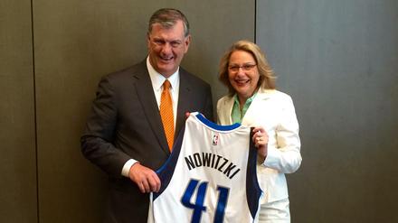 Mike Rawlings, der Bürgermeister von Dallas überreicht Berlins Wirtschaftssenatorin Cornelia Yzer sein Geschenk: Ein Trikot von Dirk Nowitzki, dem deutschen Star der Dallas Mavericks.