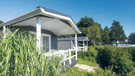 Edel-Camping. Das Mobilheim „Storchennest“ steht am Mözener See im Kreis Segeberg (Schleswig-Holstein) auf einem Campingplatz. Das Angebot richtet sich an Campingurlauber, die den Komfort einer eigenen Wohnung nicht missen möchten. Zugleich zeigt es, wie weit die Diversifizierung des Ferienimmobilienmarktes inzwischen vorangeschritten ist. 