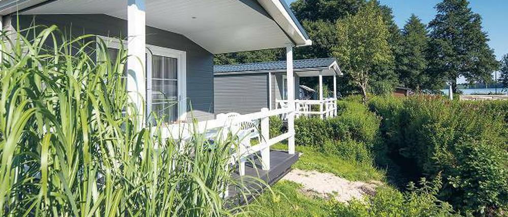Edel-Camping. Das Mobilheim „Storchennest“ steht am Mözener See im Kreis Segeberg (Schleswig-Holstein) auf einem Campingplatz. Das Angebot richtet sich an Campingurlauber, die den Komfort einer eigenen Wohnung nicht missen möchten. Zugleich zeigt es, wie weit die Diversifizierung des Ferienimmobilienmarktes inzwischen vorangeschritten ist. 