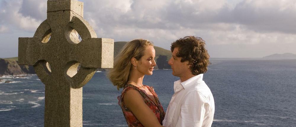 Herz und Schmerz. Lara Joy Körner und Hendrik Duryn in der Rosamunde Pilcher-Verfilmung "Nebel über Schloss Kilrush".